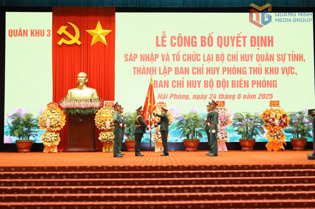 Thiếu tướng Lương Văn Kiểm, Tư lệnh Quân khu 3 trao Quân kỳ Quyết thắng cho Ban Chỉ huy PTKV 3- Đặc khu Vân Đồn trực thuộc Bộ CHQS tỉnh Quảng Ninh.