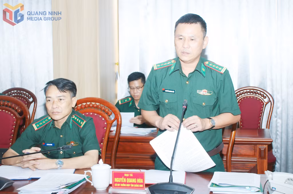 Đại tá Nguyễn Quang Hòa, Chỉ huy trưởng BĐBP tỉnh Quảng Ninh báo cáo với đoàn công tác về tình hình thực hiện nhiệm vụ của đơn vị. 