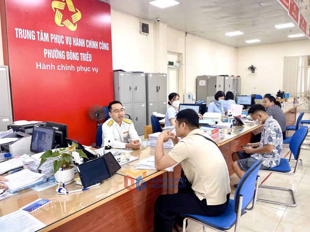 Mặc dù đã đổi biển hiệu thành TTHCC phường Đông Triều nhưng hiện Chi nhánh TTHCC TP Đông Triều đang gấp rút thực hiện nốt các TTHC đã tiếp nhận của người dân.
