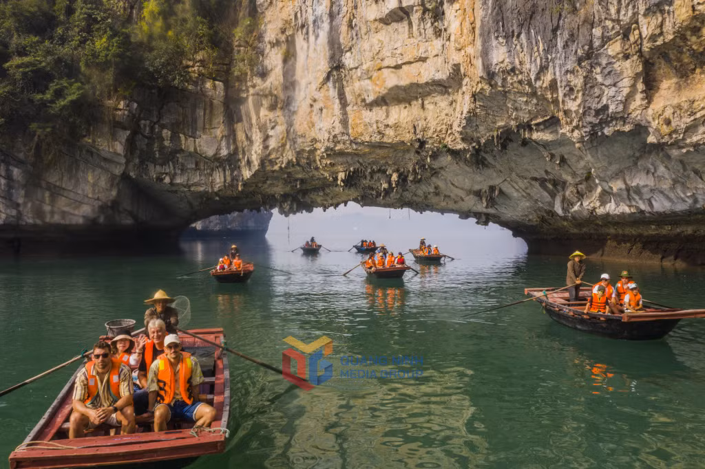 Tận hưởng vẻ đẹp cổng làng Vung Viêng