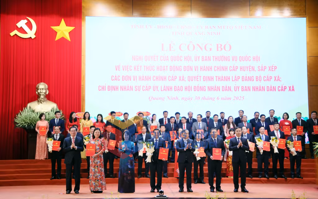 Ban Thường vụ Tỉnh uỷ trao các quyết định của Tỉnh ủy, Ban Thường vụ Tỉnh ủy, các Nghị quyết của HĐND tỉnh và tặng hoa chúc mừng Đảng bộ xã Ba Chẽ (5-2025). Ảnh: PV