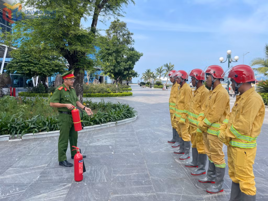 Tổ chữa cháy và CNCH tình nguyện cảng quốc tế Ao Tiên tham gia huấn luyện nghiệp vụ. Ảnh: Xuân Nam (Phòng Cảnh sát PCCC&amp;CNCH)