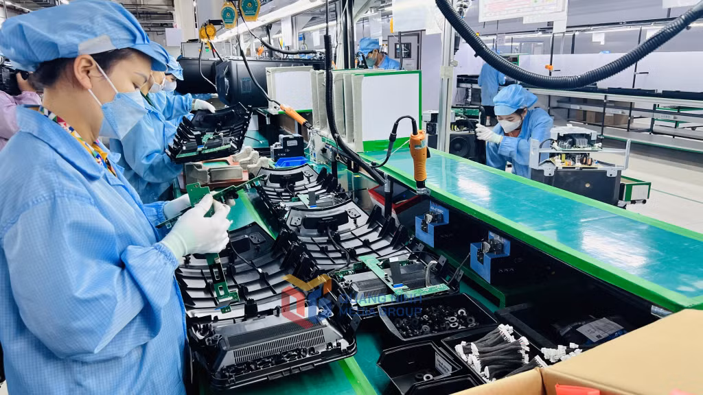 Công nhân Công ty TNHH Kỹ thuật điện tử Tonly Việt Nam gia công sản phẩm.