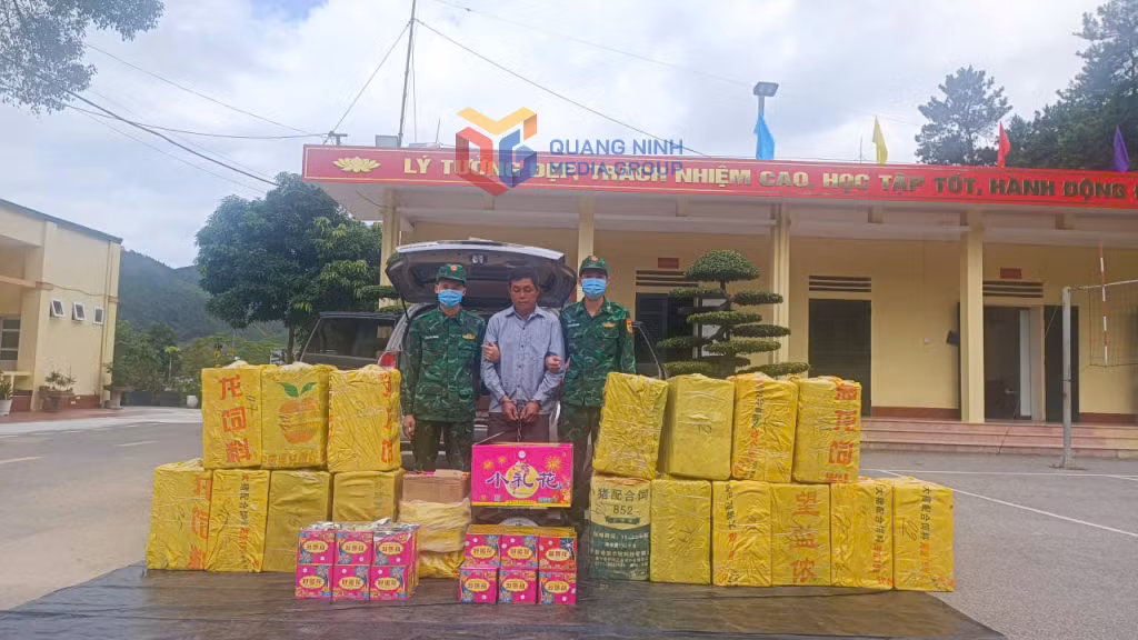 Đồn biên phòng cửa khẩu Hoành Mô (BĐBP Quảng Ninh) bắt giữ đối tượng vận chuyển trái phép hơn 340 kg pháo