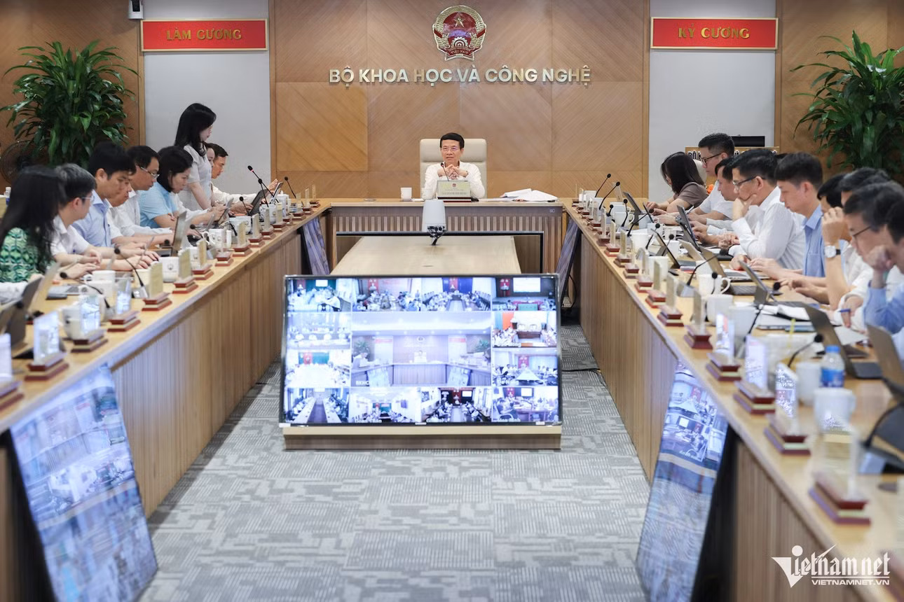 Bộ trưởng Bộ KH&amp;CN Nguyễn Mạnh Hùng chủ trì Hội nghị trực tiếp và trực tuyến giao ban quản lý nhà nước quý II/2025. Ảnh: Lê Anh Dũng