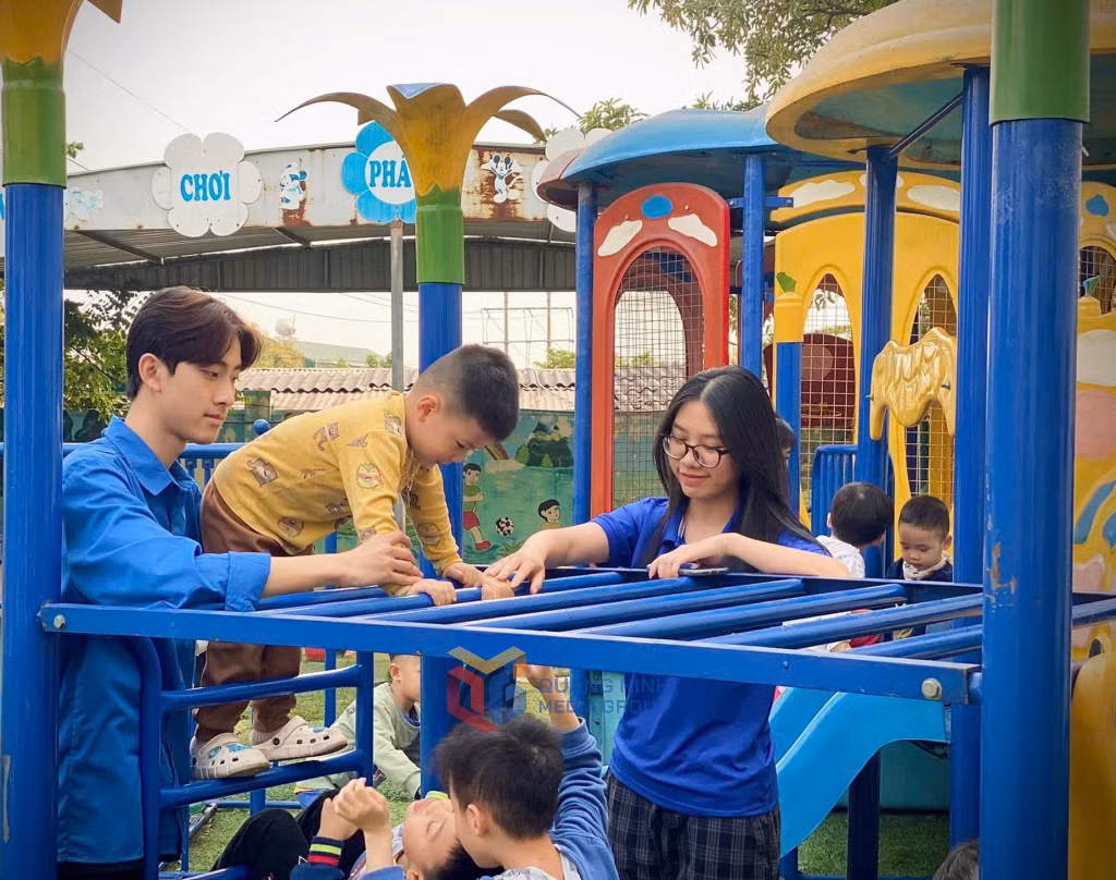 Đoàn thanh niên TP Cẩm Phả hướng dẫn các em thiếu nhi tham gia hoạt động trải nghiệm tại Trường Mầm non Hoa Hồng (phường Cẩm Trung).
