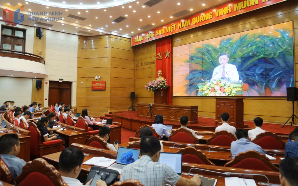 Tỉnh Quảng Ninh tham dự hội nghị qua truyền hình trực tuyến.