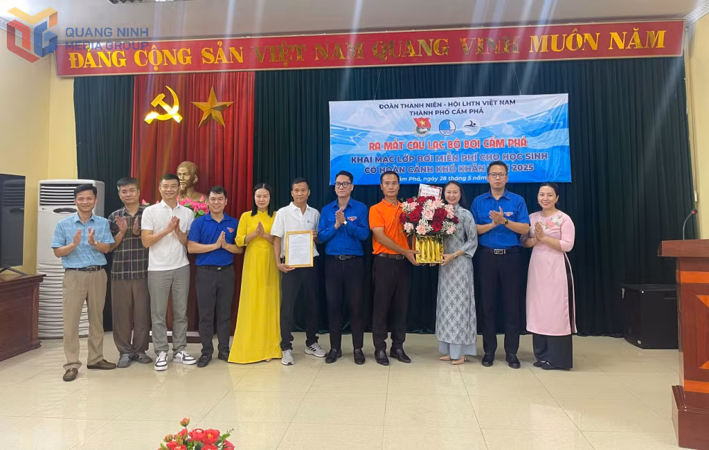 Ra mắt CLB bơi Cẩm Phả dạy bơi miễn phí cho học sinh có hoàn cảnh khó khăn.