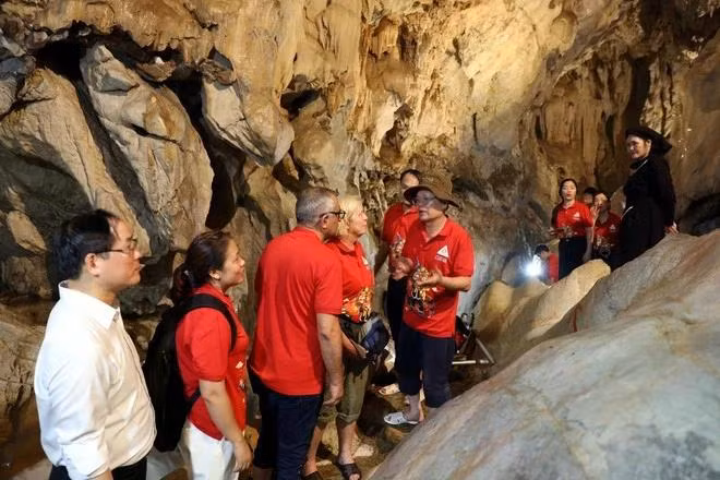 Đoàn chuyên gia UNESCO cùng lãnh đạo tỉnh, đại diện các sở, ban, ngành, địa phương tỉnh Lạng Sơn thực địa tại hang Keng Tao, Khu Du lịch sinh thái suối Mỏ Mắm, xã Chiến Thắng, huyện Bắc Sơn. (Ảnh: Văn Đạt/TTXVN)