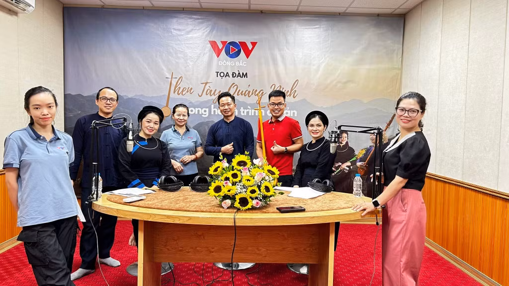 Phóng viên Vũ Miền, VOV Đông Bắc (ngoài cùng, phải) thực hiện một tác phẩm phát thanh quảng bá giá trị văn hóa của đồng bào dân tộc Tày Quảng Ninh. Ảnh: Nhân vật cung cấp