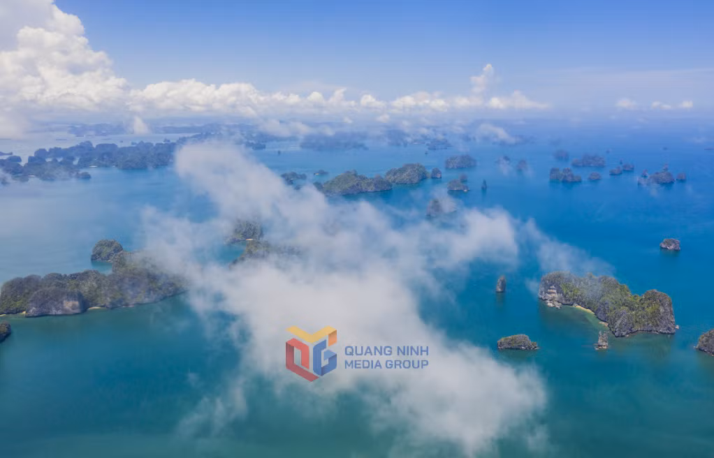 Các Núi đá vôi trên vịnh bồng bềnh trong mây