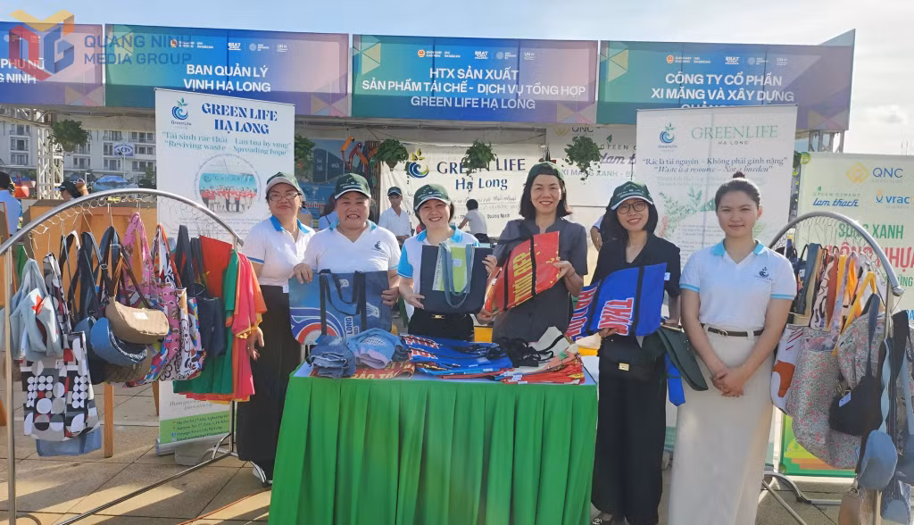 Các sản phẩm từ nguyên liệu tái chế của HTX Green life Hạ Long.
