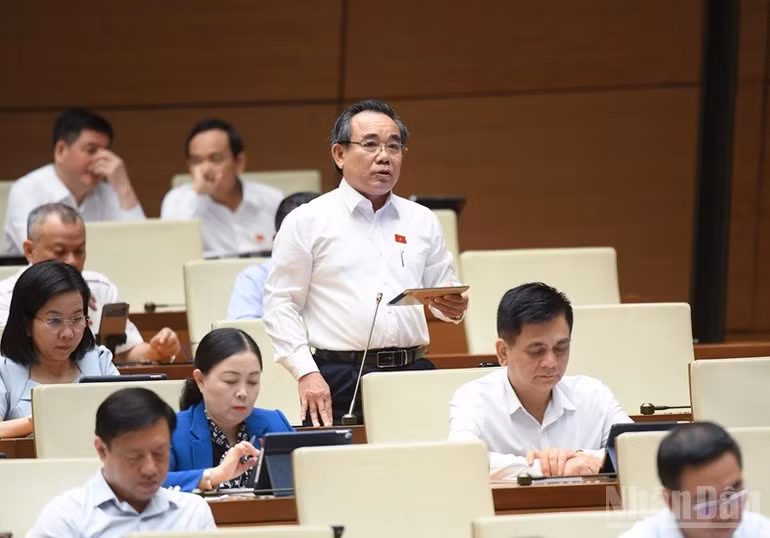 Đại biểu Lê Hữu Trí (Khánh Hòa) phát biểu. (Ảnh: DUY LINH)