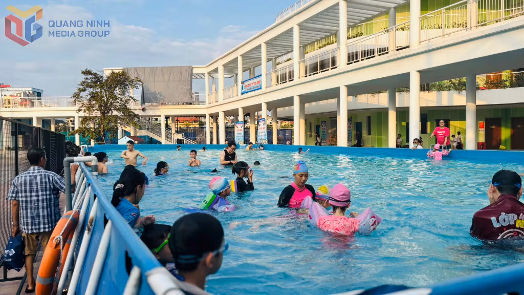 Lớp học bơi cho trẻ em được tổ chức tại Cung Văn hóa thanh, thiếu nhi tỉnh.