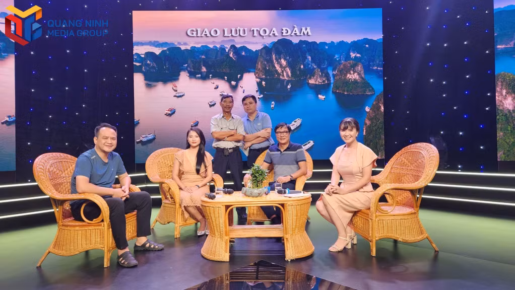 Nhà báo Phạm Học (đứng ngoài, phải) cùng đồng nghiệp Trung tâm Truyền thông tổ chức chương trình tọa đàm với diễn viên tham gia bộ phim "Bình minh đang lên" quảng bá vẻ đẹp, văn hóa, con người Quảng Ninh.