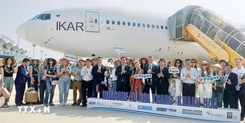 Du khách Nga chụp ảnh lưu niệm sau khi đặt chân đến sân bay quốc tế Cam Ranh. (Ảnh: Tiên Minh/TTXVN)