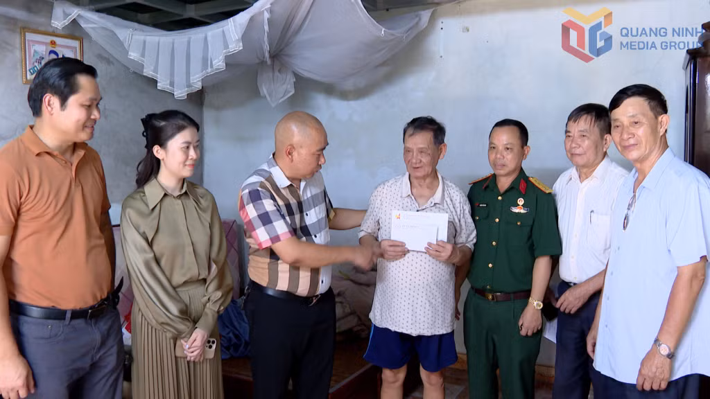 Thăm, tặng quà ông Lưu Đình Duấn - nạn nhân chất độc da cam/dioxin, tổ 4A, khu 2A, phường Hồng Hải (TP Hạ Long).