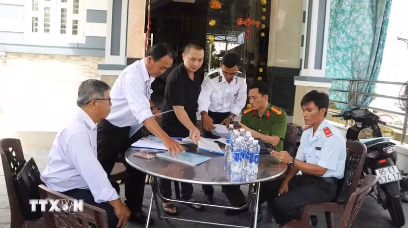 Kiểm tra cơ sở giết mổ gia súc giết mổ gia công cho Công ty cổ phần chăn nuôi C.P Việt Nam chi nhánh Hậu Giang. (Ảnh: Nguyễn Hằng/TTXVN)