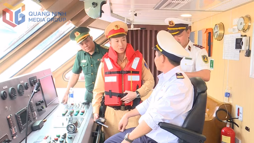 Để các hoạt động du lịch trên Vịnh Bái Tử Long được an toàn, lực lượng chức năng cũng thường xuyên kiểm tra việc chấp hành Luật Giao thông đường thuỷ nội địa của người lái tàu.