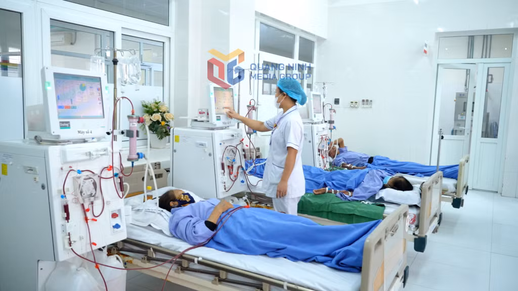 Chăm sóc bệnh nhân chạy thận nhân tạo tại Trung tâm Y tế TX Quảng Yên.