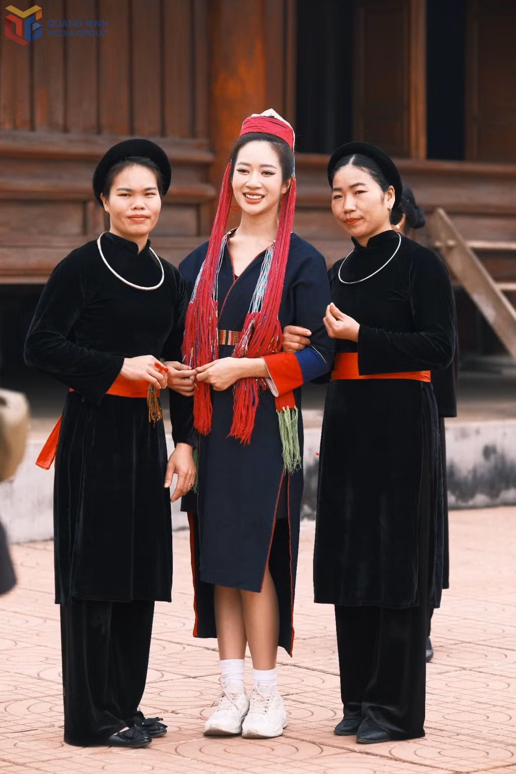 Đan Chi, đại sứ thương hiệu văn hóa Quảng Ninh năm 2024, top 16 Miss Universe Việt Nam 2024 mặc trang phục dân tộc Dao Thanh Y check-in tại đình Lục Nà (huyện Bình Liêu). Ảnh: Nhân vật cung cấp