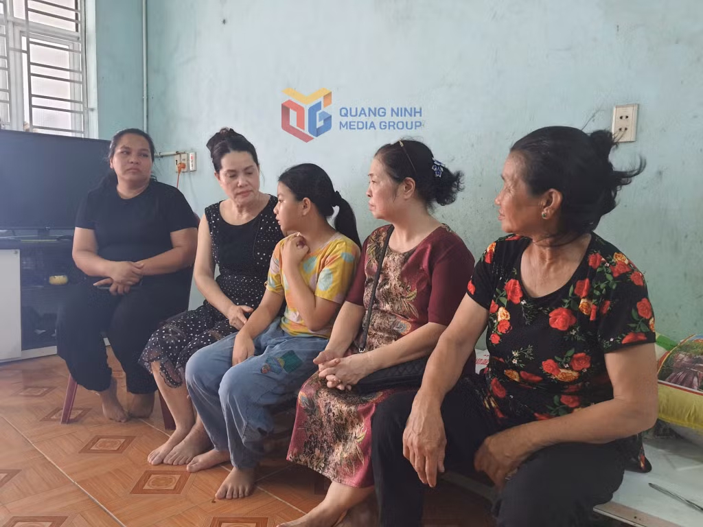 Các chị em tiểu thương Chợ Trung tâm Uông Bí thăm hỏi em Nguyễn Thị Thiên.