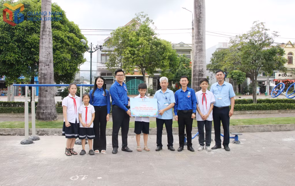 Thành Đoàn Hạ Long trao tặng công trình sân vui chơi thiếu nhi cho phường Hoành Bồ.