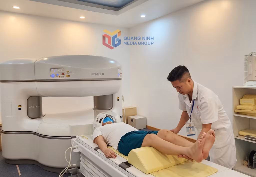 Kỹ thuật viên của Trung tâm Y tế Quảng Yên đang thực hiện chụp cộng hưởng từ cho người dân đến khám bệnh.