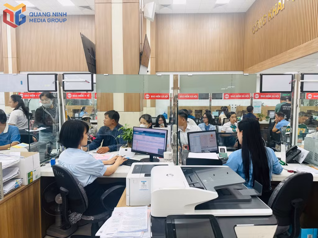Cán bộ Chi nhánh Trung tâm Phục vụ hành chính công TP Hạ Long giải quyết thủ tục hành chính cho người dân.