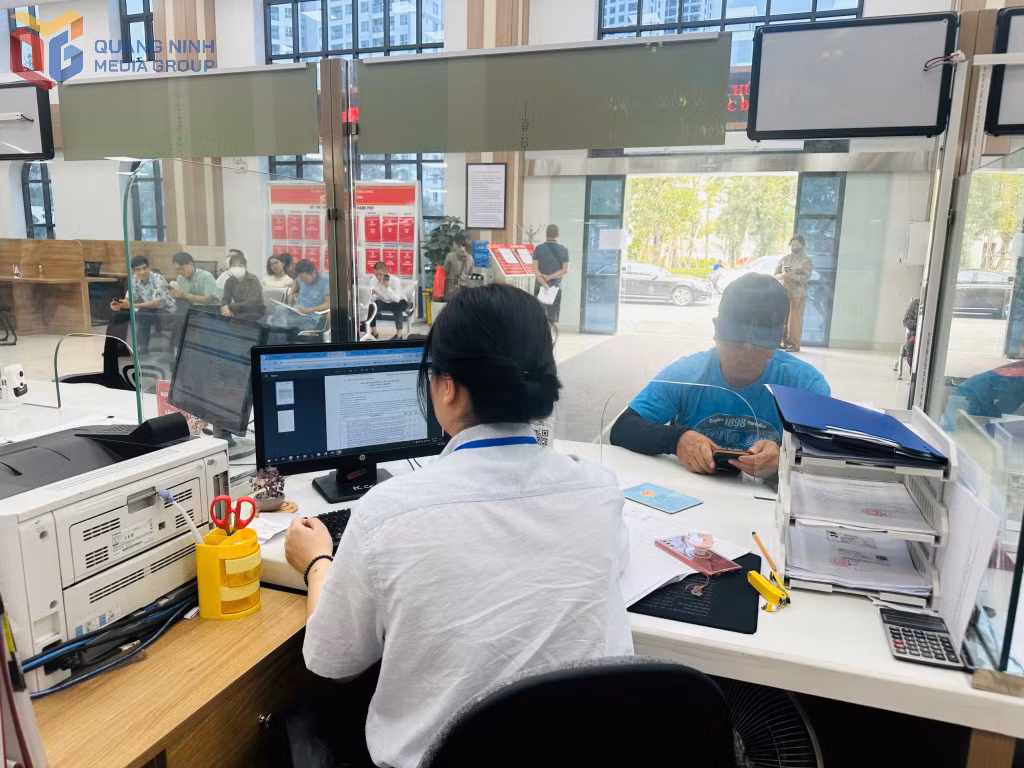 Công chức UBND phường Hồng Gai, TP Hạ Long giải quyết TTHC cho người dân. Ảnh Cao Quỳnh