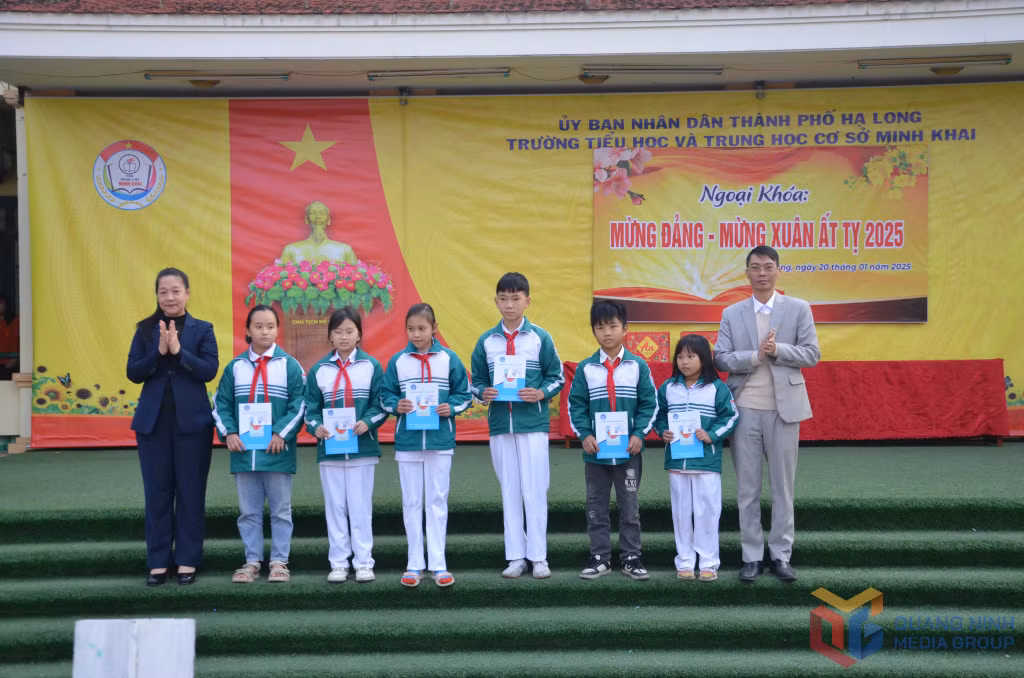 BHXH tỉnh trao tặng thẻ BHYT cho học sinh có hoàn cảnh khó khăn tại Trường TH-THCS Minh Khai, nay thuộc phường Hà Tu (tháng 1/2025)