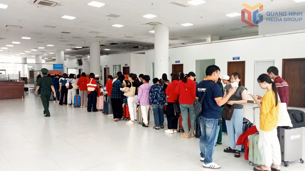 Khách du lịch xuất cảnh sang Trung Quốc qua Lối thông quan cửa khẩu Cầu Bắc Luân II