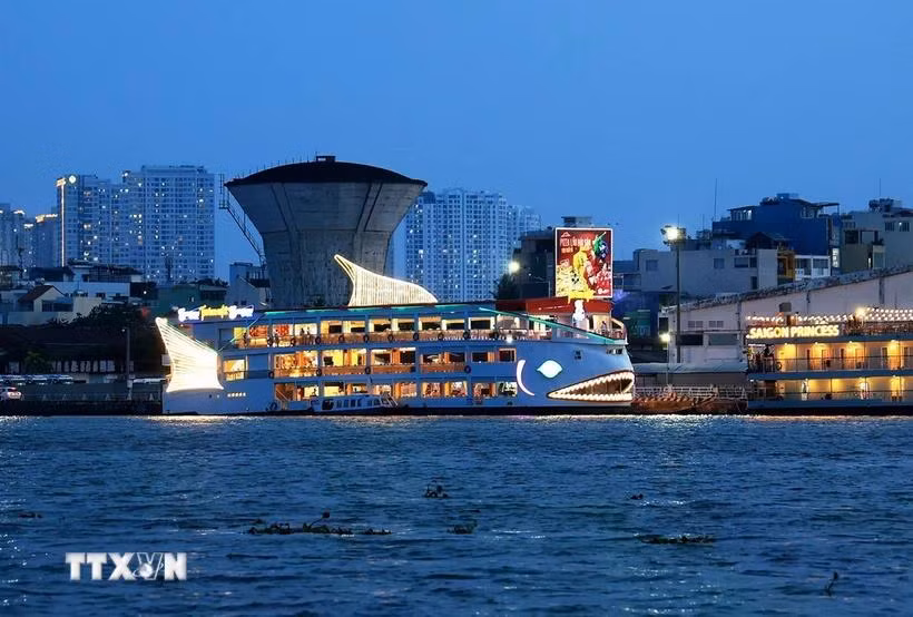Du thuyền trên sông Sài Gòn. (Nguồn: TTXVN)