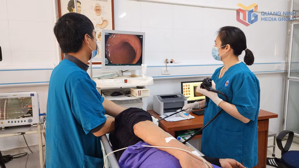 Các y, bác sĩ TTYT huyện Tiên Yên đang thực hiện nội soi tiêu hóa cho người dân đến khám bệnh.
