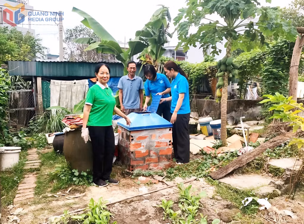 Mô hình ủ rác hữu cơ bằng men vi sinh EMUNIV của Hội LHPN xã Đông Xá (huyện Vân Đồn).