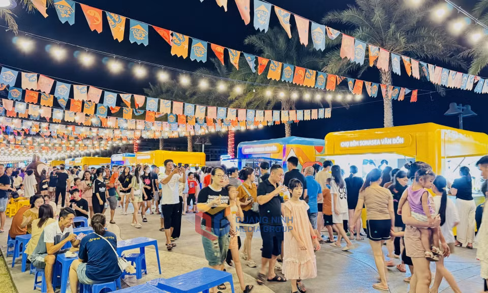 Rất đông người dân địa phương, du khách đã đến Chợ đêm Sonasea Vân Đồn trong buổi khai trương.