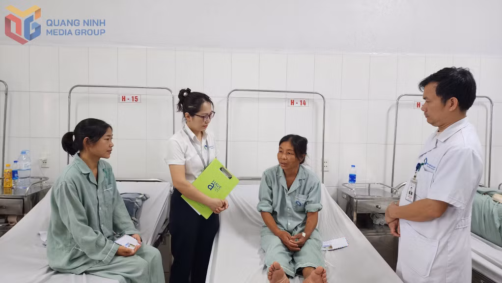 Tổ Công tác xã hội phối hợp với khoa Thận - Lọc máu (Bệnh viện Bãi Cháy) tặng quà cho 2 bệnh nhân đang điều trị lọc máu nhiều năm, có hoàn cảnh khó khăn tại khoa.