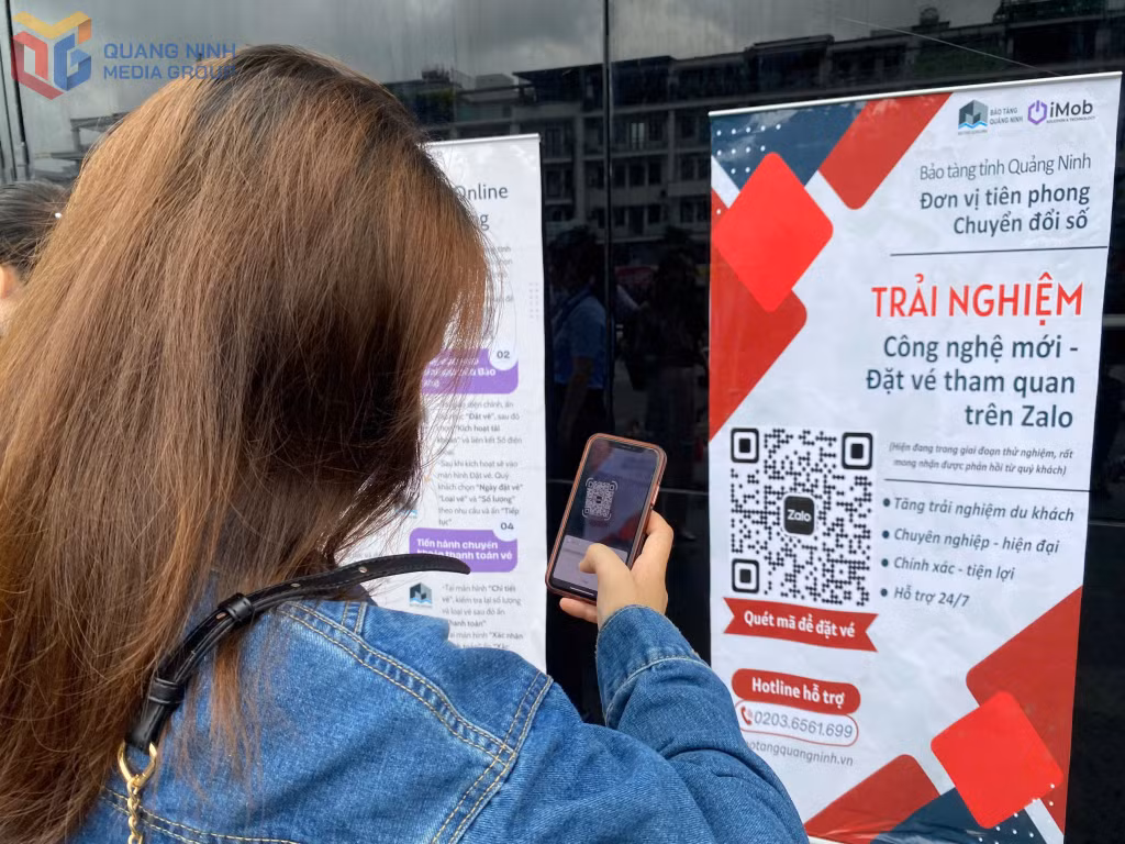 Du khách đang thực hiện thao tác đặt vé trên ứng dụng MiniApp.