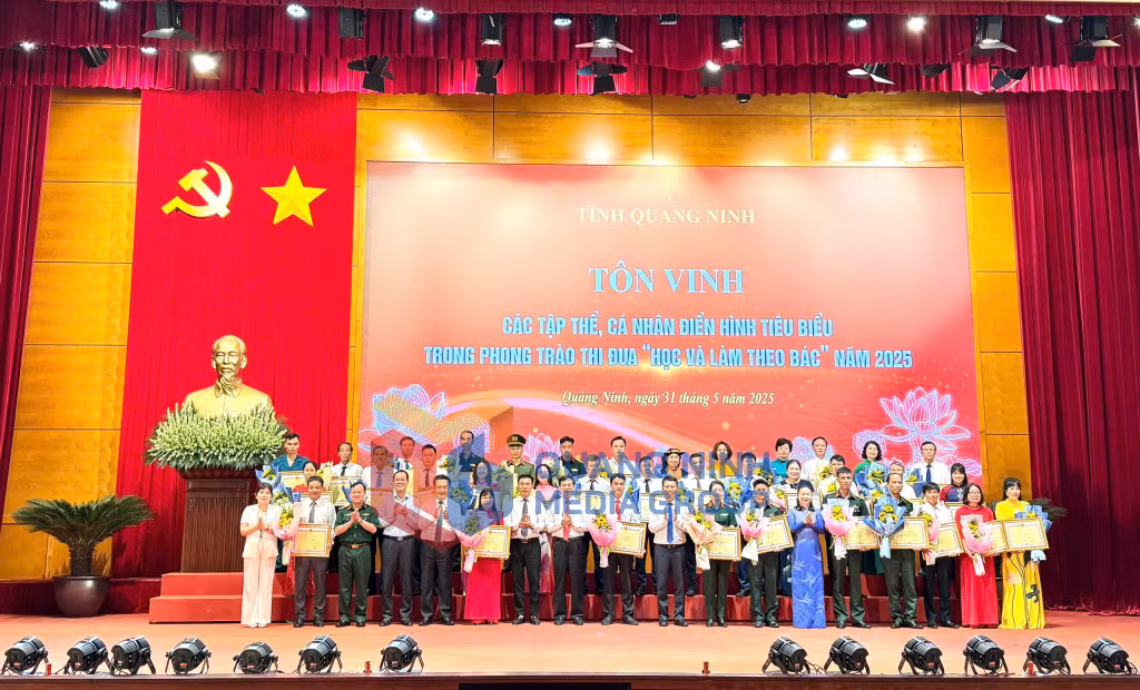 Các đồng chí lãnh đạo tỉnh chúc mừng các tập thể, cá nhân có thành tích xuất sắc trong phong trào thi đua "Học tập và làm theo Bác" (6-2025). Ảnh: Mạnh Trường