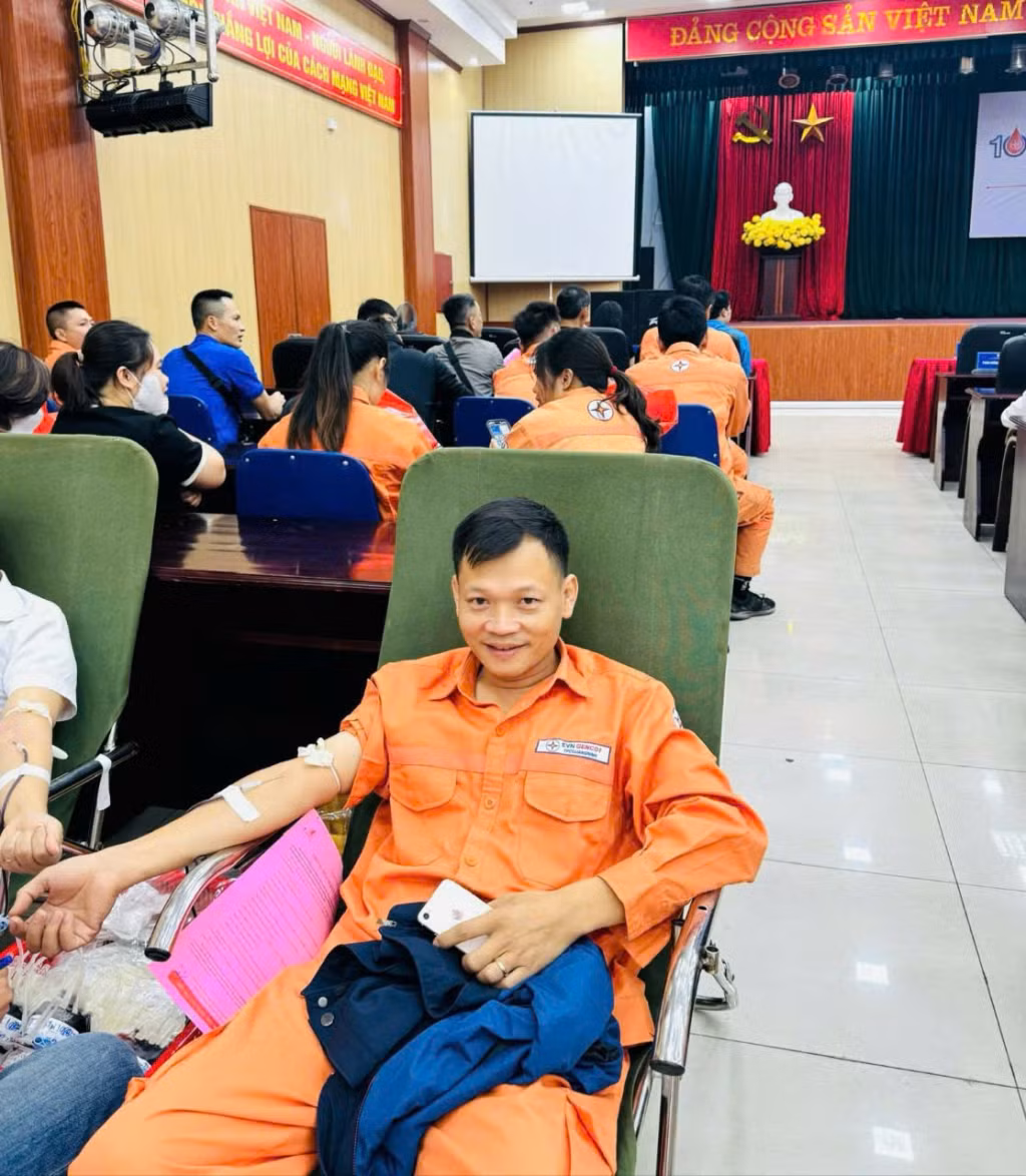 Anh Nguyễn Văn Giáp tham gia hiến máu nhân đạo tại Tuần lễ Hồng EVN.