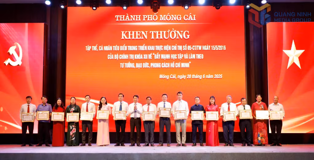 Lãnh đạo TP Móng Cái khen thưởng cho các Bí thư Chi bộ, Trưởng thôn, khu, Trưởng Ban công tác Mặt trận thôn, khu phố có thành tích xuất sắc