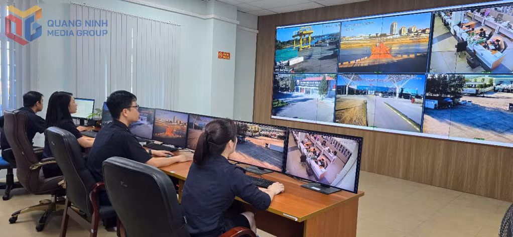 Hải quan cửa khẩu quốc tế Móng Cái giám sát hoạt động xuất nhập khẩu từ phòng điều hành hệ thống camera được lắp đặt tại các cửa khẩu, lối mở, bến bãi.