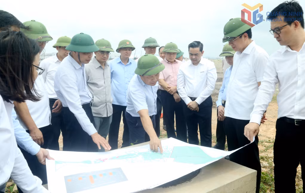 Đồng chí Vũ Đại Thắng, Ủy viên Trung ương Đảng, Bí thư Tỉnh ủy, Trưởng Đoàn ĐBQH tỉnh cùng đoàn công tác kiểm tra tại KCN Amata Sông Khoai.