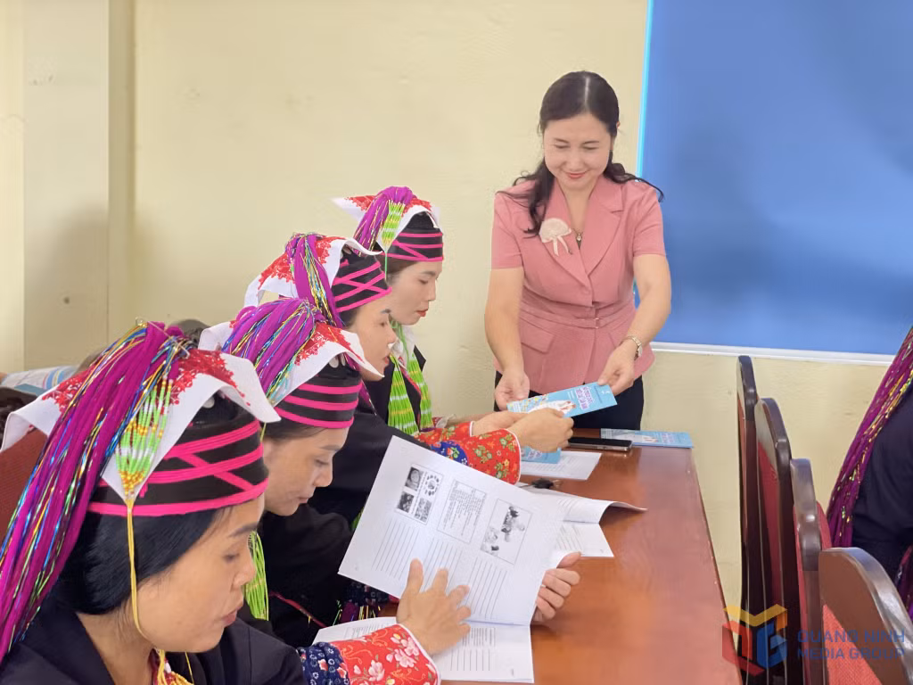 Hội LHPN huyện Hải Hà phát tài liệu tập huấn về cải thiện dinh dưỡng, thể lực cho trẻ em vùng cao, vùng đồng bào dân tộc thiểu số, miền núi.