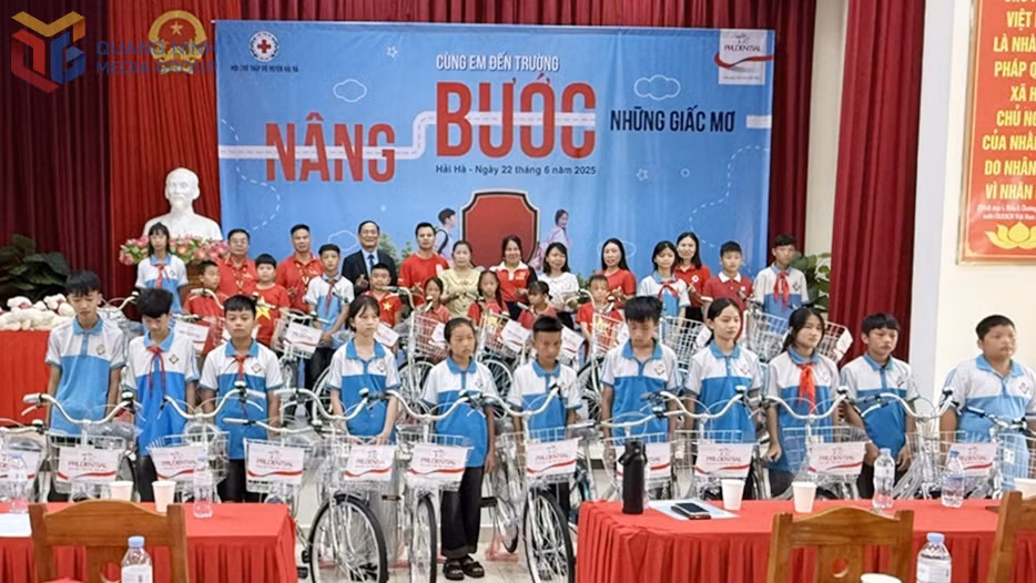 Đại diện Công ty TNHH Bảo hiểm nhân thọ Prudential Việt Nam và Hội Chữ thập đỏ tỉnh trao tặng xe đạp cho các em học sinh vượt khó vươn lên tại 2 xã: Quảng Thành và Quảng Phong (huyện Hải Hà).