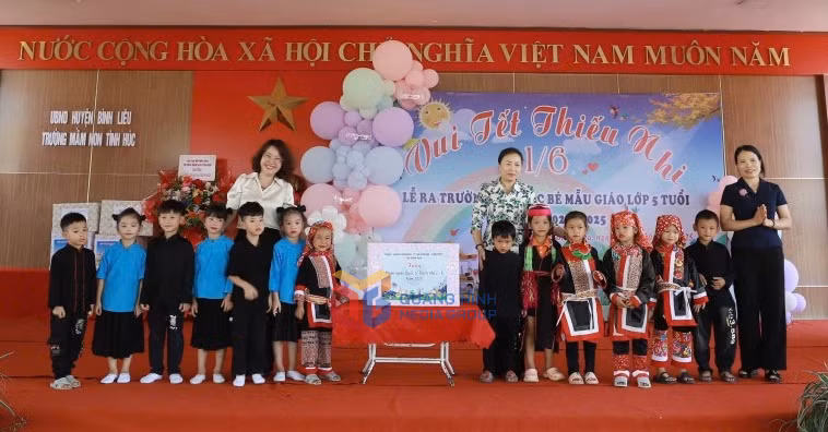 Đồng chí Vi Ngọc Bích, Ủy viên BTV Tỉnh ủy, Phó Chủ tịch Thường trực HĐND tỉnh, tặng quà cho học sinh Trường Mầm non Tình Húc.