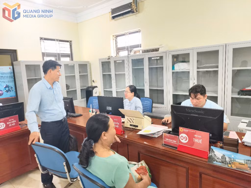 Lãnh đạo Trung tâm Phục vụ hành chính công tỉnh kiểm tra hoạt động tại các Trung tâm phục vụ hành chính công địa phương.
