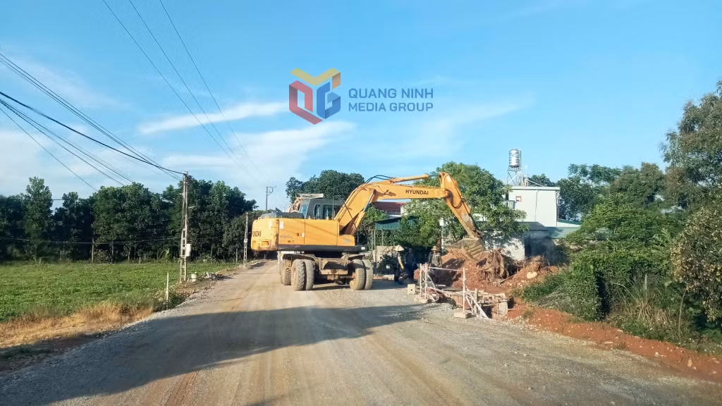 Dự án Nâng cấp kết nối tuyến đường giao thông từ thôn 3 xã Quảng Thịnh đi xã Quảng Thành nối quốc lộ 18A có tổng mức đầu tư hơn 60 tỷ đồng đang được thi công 