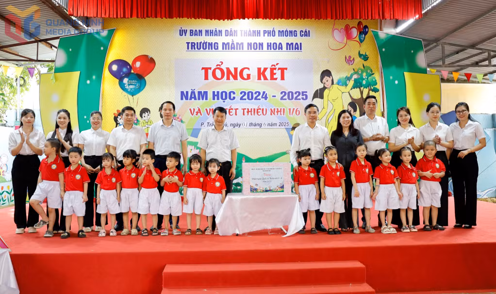 Đồng chí Phạm Đức Ấn, Phó Bí thư Tỉnh ủy, Chủ tịch UBND tỉnh, tặng quà các cháu thiếu nhi Trường Mầm non Hoa Mai, phường Trần Phú, TP Móng Cái.