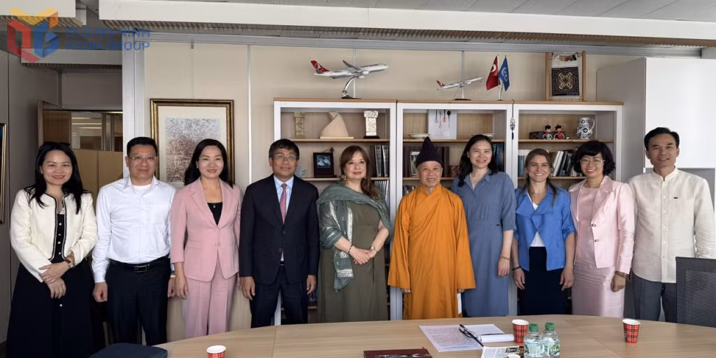 Đoàn công tác chụp ảnh lưu niệm với Đại sứ Thổ Nhĩ Kỳ.
